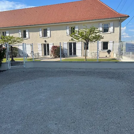 Aux Champs Pressinois Apartment *
